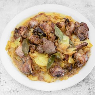 Conejo con patatas al ajo cabañil