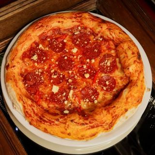 Піца Моцна салямі з карпатською бринзою