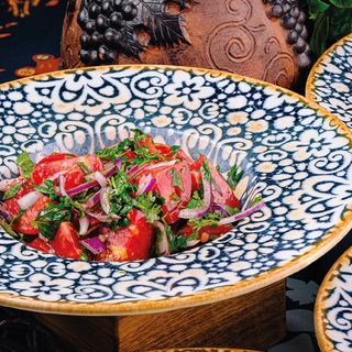 Salată din roșii cu mentă și coriandru