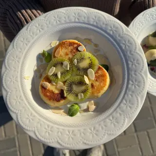 Сирники з сезонними фруктами та лимонною сметаною