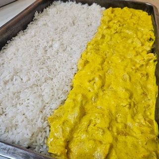 Ración De Pollo Al Curry Con Arroz