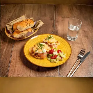 Ouă benedict cu salsa de queso și somon