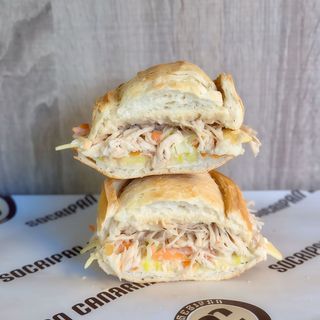 Bocadillo De Pollo Desmenuzado con Ensalada de Col y Queso