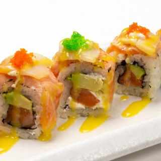 255. Uramaki Hot Salmón Con Vieira (8 Pzs.)