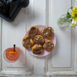 6 мини мекички с течен шоколад + Coca-Cola кен 330мл