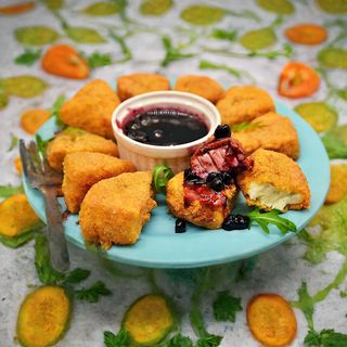 Панирани топени сиренца с боровинково сладко