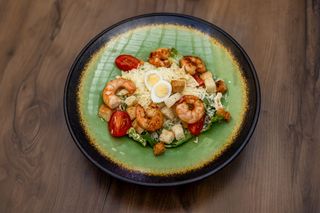 Салат Цезар з тигровими креветками 300г