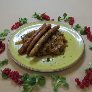 Varză călită cu cârnaţi proaspeţi