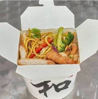 Box menú con tallarines chinos