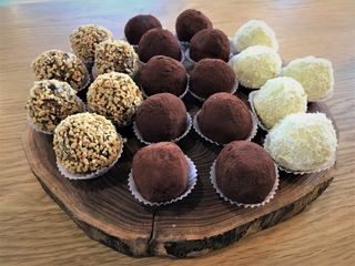 Kulka mocy: orzechy, daktyle, suszone owoce