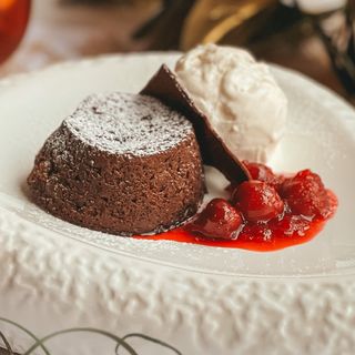 Шоколадное муале с шариком мороженного и вишневым вареньем