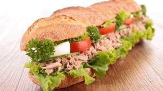 Bocadillo De Atún Con Tomate Y Lechuga