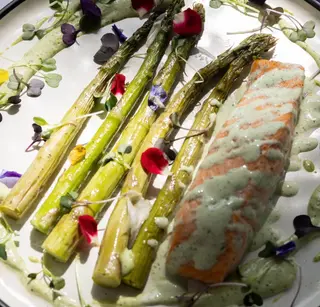 Salmon con esparagos