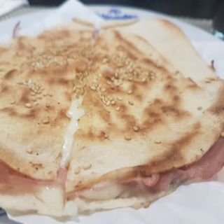 Pan Pitta Con Jamón Y Queso
