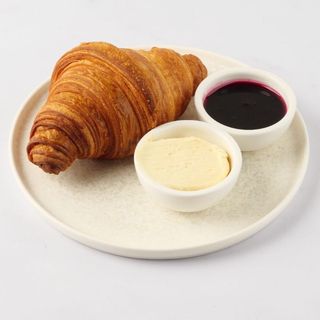 Круассан с вареньем и сливочным маслом