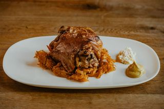 Golonka na chrupiąco z kapustą zasmażaną, chrzanem i musztardą