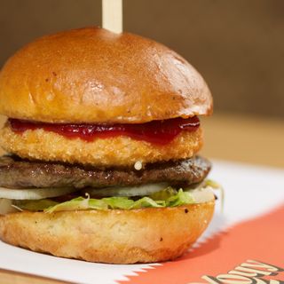 Бургер з камамбером та журавлиним соусом