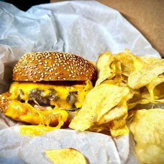 CLASICA SPLASH BURGER con PATATAS FRITAS