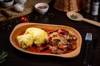 Saramură de pui cu mămăliguță