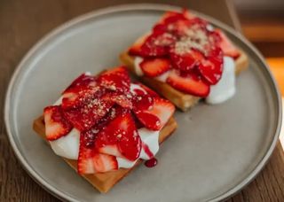 Бельгійська вафля з полуницею (320г)