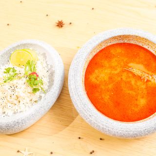 Том ям с Креветкой и курицей острый тайский суп ,подается с рисом