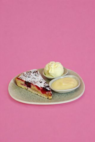 Tart sa šumskim voćem i sladoledom