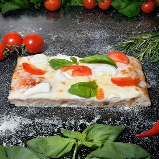 Pizza margherita burrata