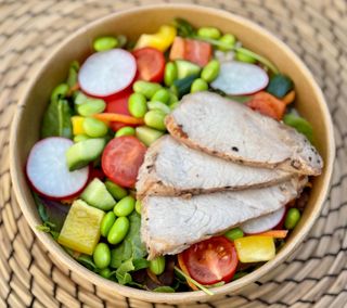 Piept de curcan cu legume fresh