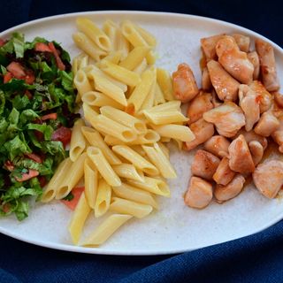 მაკარონი ქათმით და ჩილის სოუსით