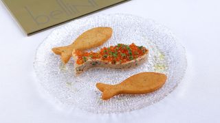 შებოლილი მესხური კალმახი ხიზილალასთან და მჭადთან ერთად