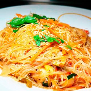 Fideos de arroz con verduras al yakitori