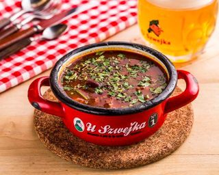 Węgierska zupa gulaszowa z papryką i czerwoną fasolą