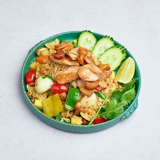 Smażony ryż z ananasem i krewetkami