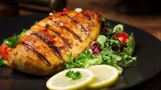 Petto di pollo alla griglia con insalata