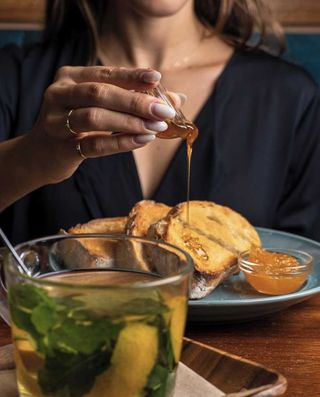 Torrada com Manteiga, Compota e Mel