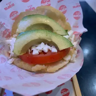 AREPA AGUACATE TOMATE Y QUESO