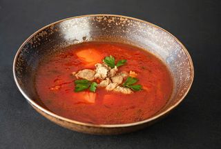 Bors rosu cu carne de vita