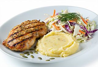 Pierś w słoneczniku, ziemniaki, surówka