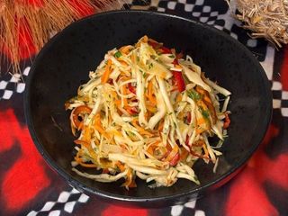 Салат з маринованою капустою