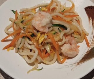 Spaghetti di udon saltato con gamberi