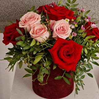 Cutie cu 5 trandafiri si flori de textura