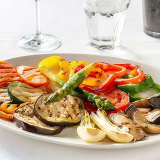 Verduras de temporada al grill con su Romesco