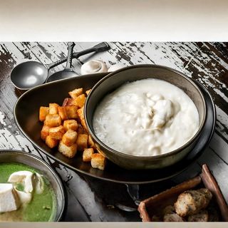 Supă-cremă de pui cu crutoane