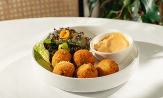 კარტოფილი კროკეტი კრევეტით და ნდუიას აიოლით