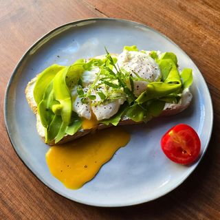 ავოკადოს ტოსტი კვერცხი პაშოტით