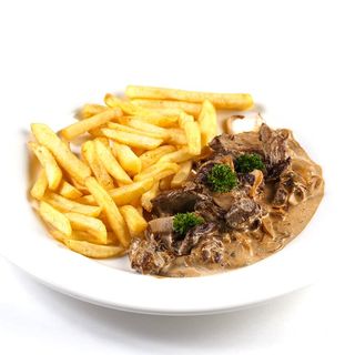 Бефстроганов с картофелем фри