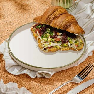 Croissant cu carne de crab și avocado