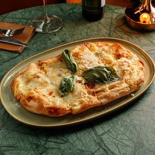 Pinsa formaggi artigianale