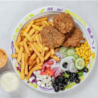 Falafel z frytkami i surówkami