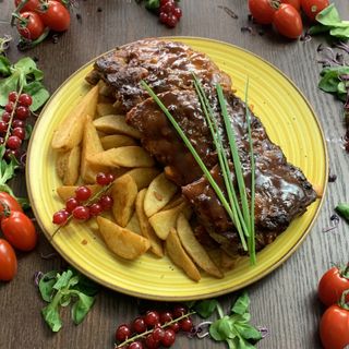 coaste de porc in sos barbeque si cartofi wedges